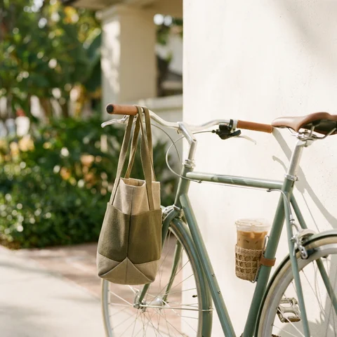 Sepeda dan iced coffee