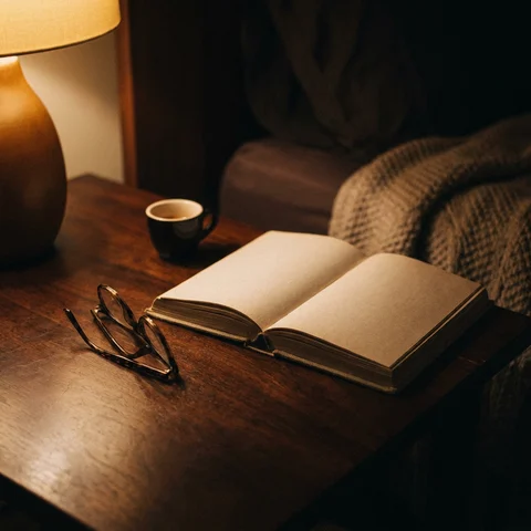 Buku dan kacamata baca